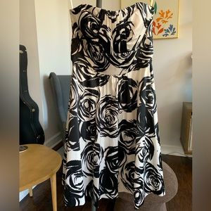 Beautiful White House Black Market Strapless Dress